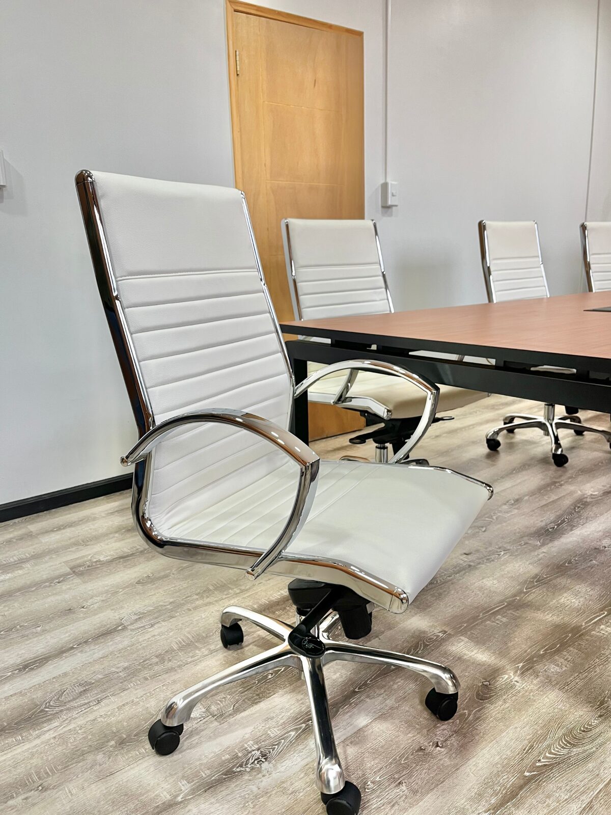 Sala de reuniones con mesa y sillas ejecutivas