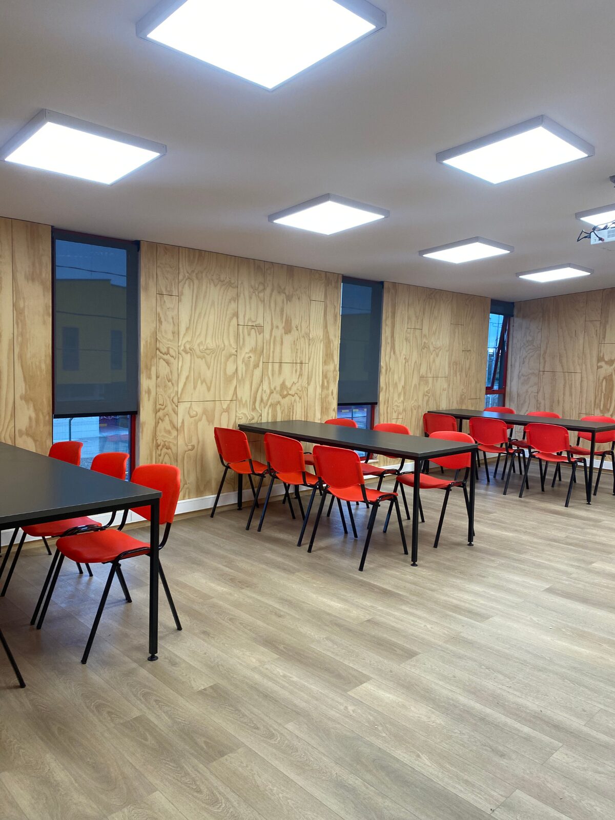 Sala de capacitación amoblada por Ébano Muebles