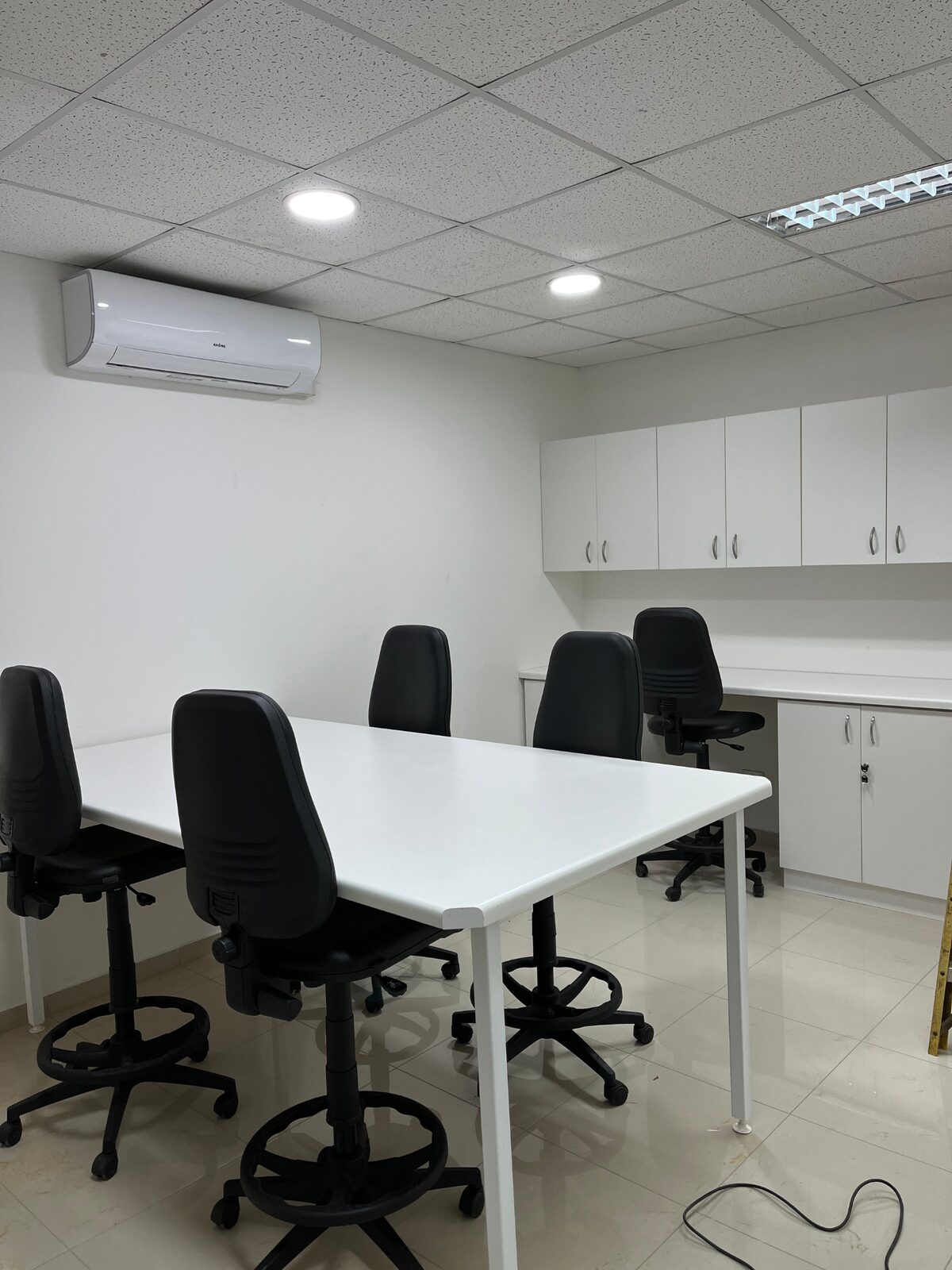 Oficina administrativa con muebles murales a medida